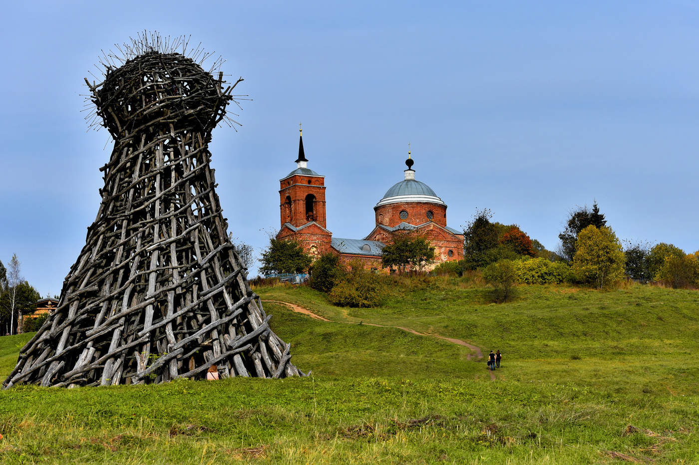 Арт-объект Маяк. Церковь Троицы Живоначальной.