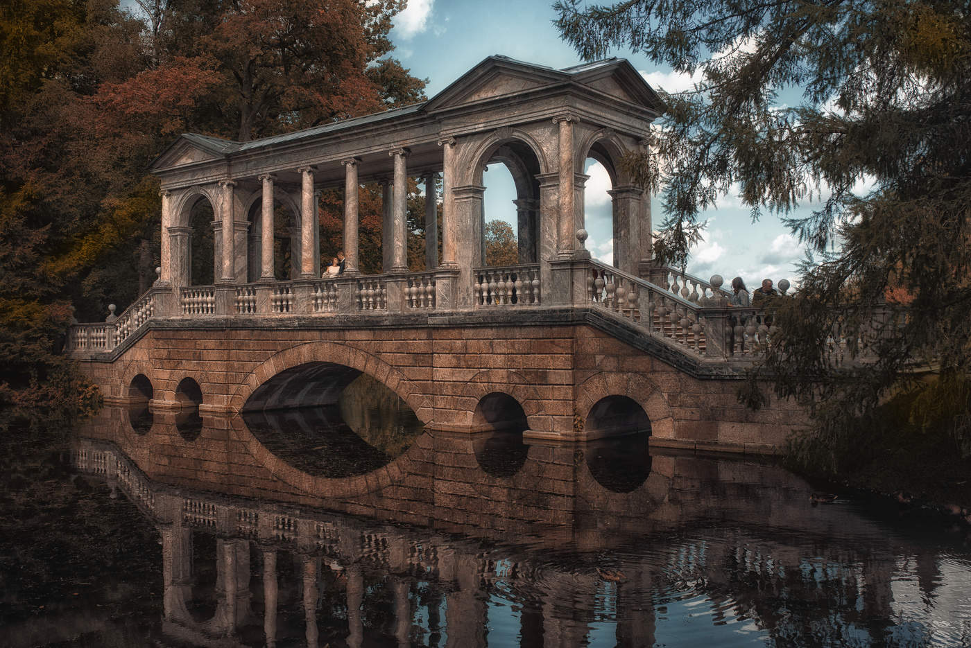 Отдавшись таинству небес, сердец раскрытьем расцветали...