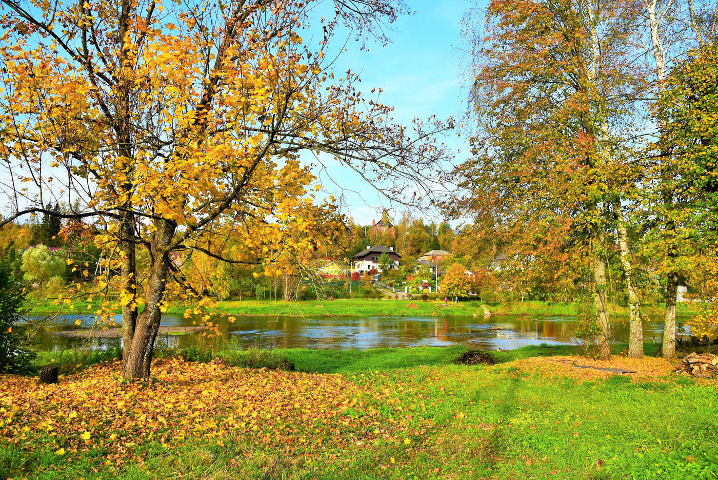 "Октябрь приходит в тишине ..."