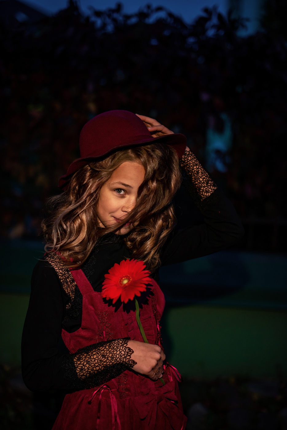 С герберой и в шляпе