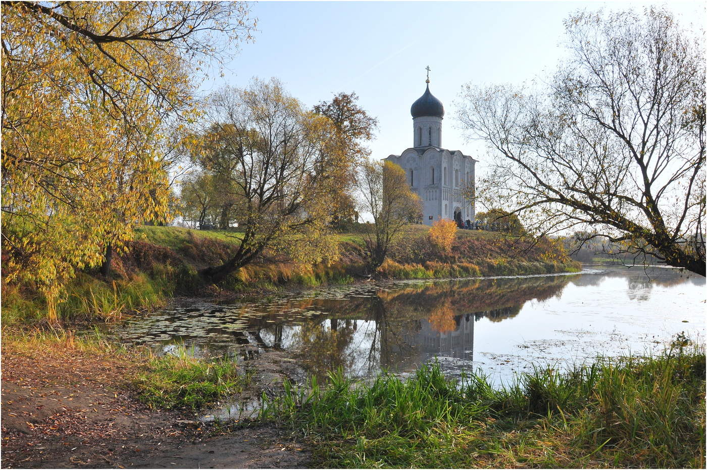 В день Покрова у храма Покрова на Нерли