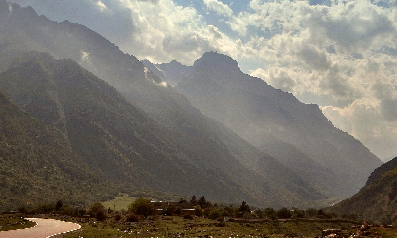 В туманной дымке, меж Кавказских гор