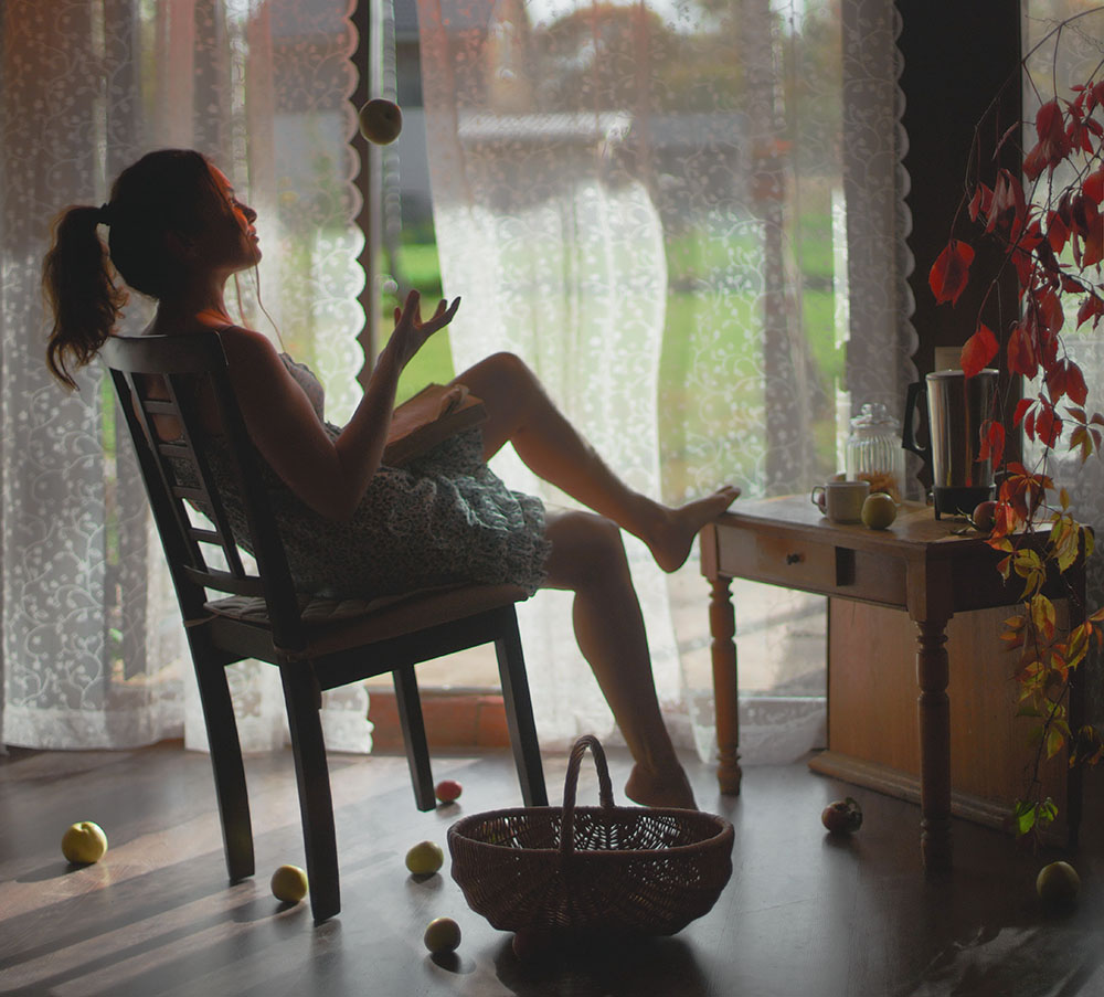 С яблоком (вариант 2)