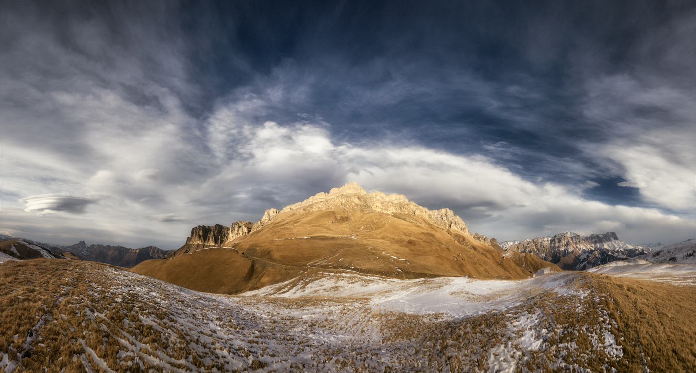 Между двух ущелий.