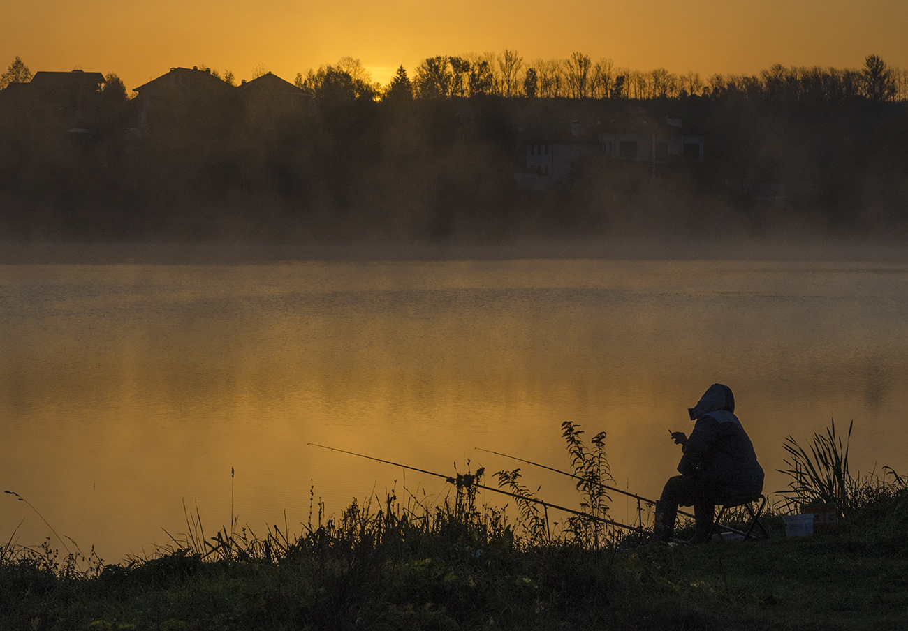 На рыбалке. Утро. Куришь