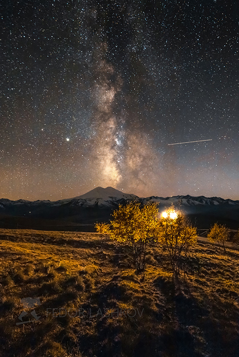 Млечный путь над Эльбрусом