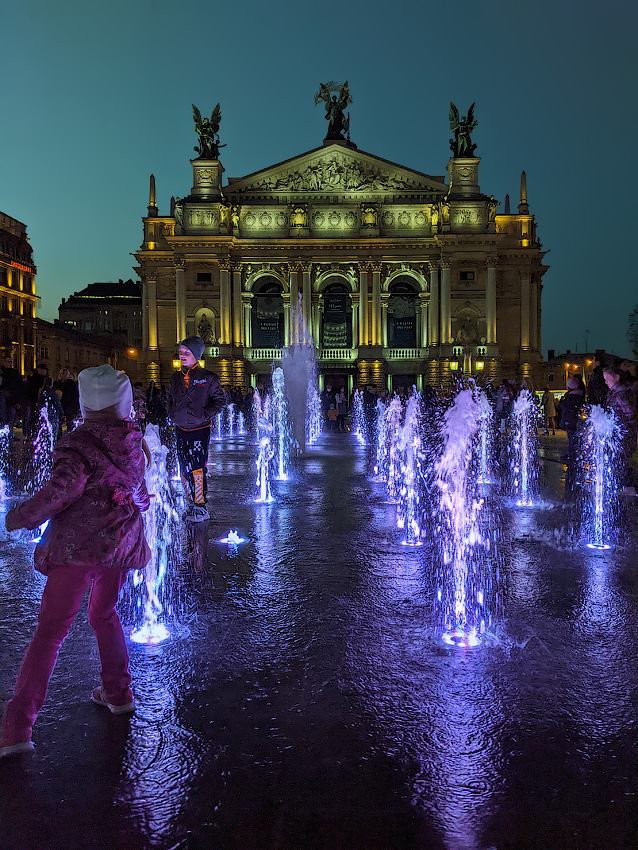 Новый фонтан перед Оперным театром