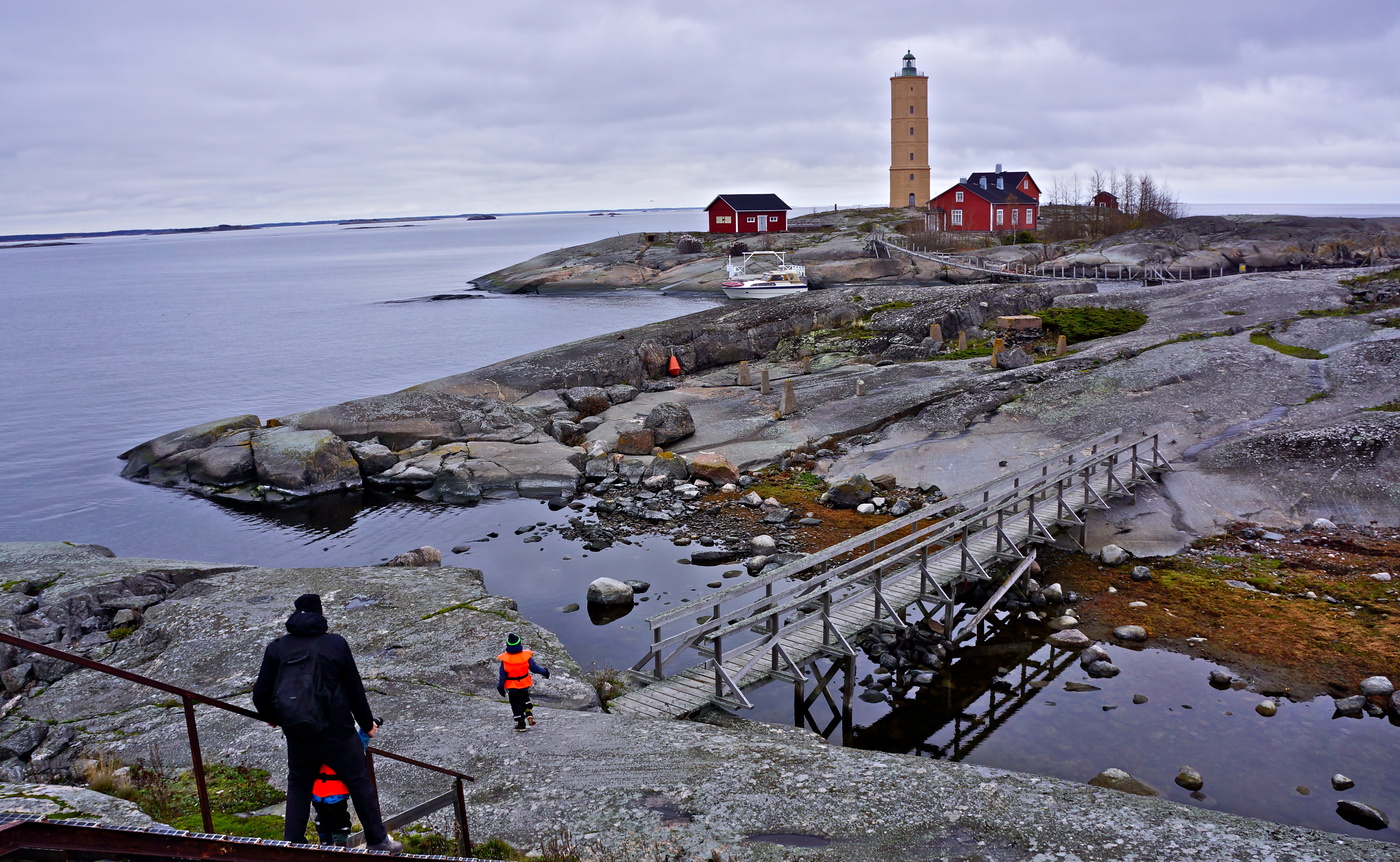 К старому маяку