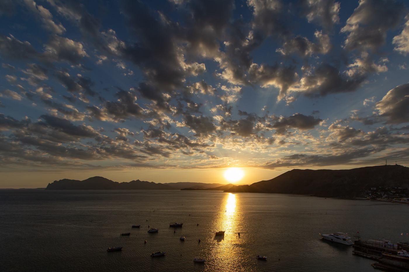 Бегут по небу облака...