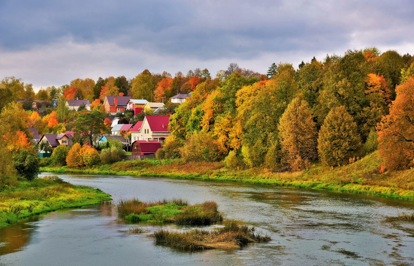 "Осенняя река уставшая, остыла ..."