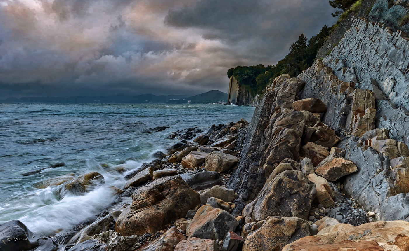 Не спокойно сине море...