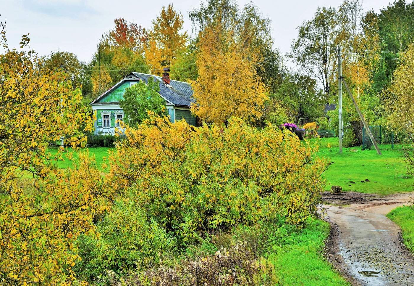 "Наш старый дом и мал, и неказист ..."