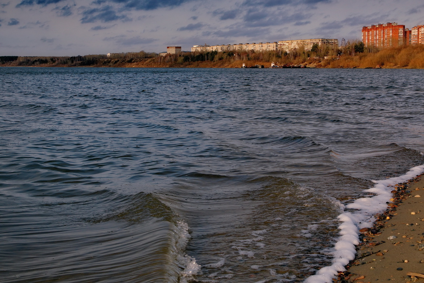 Речной прибой.