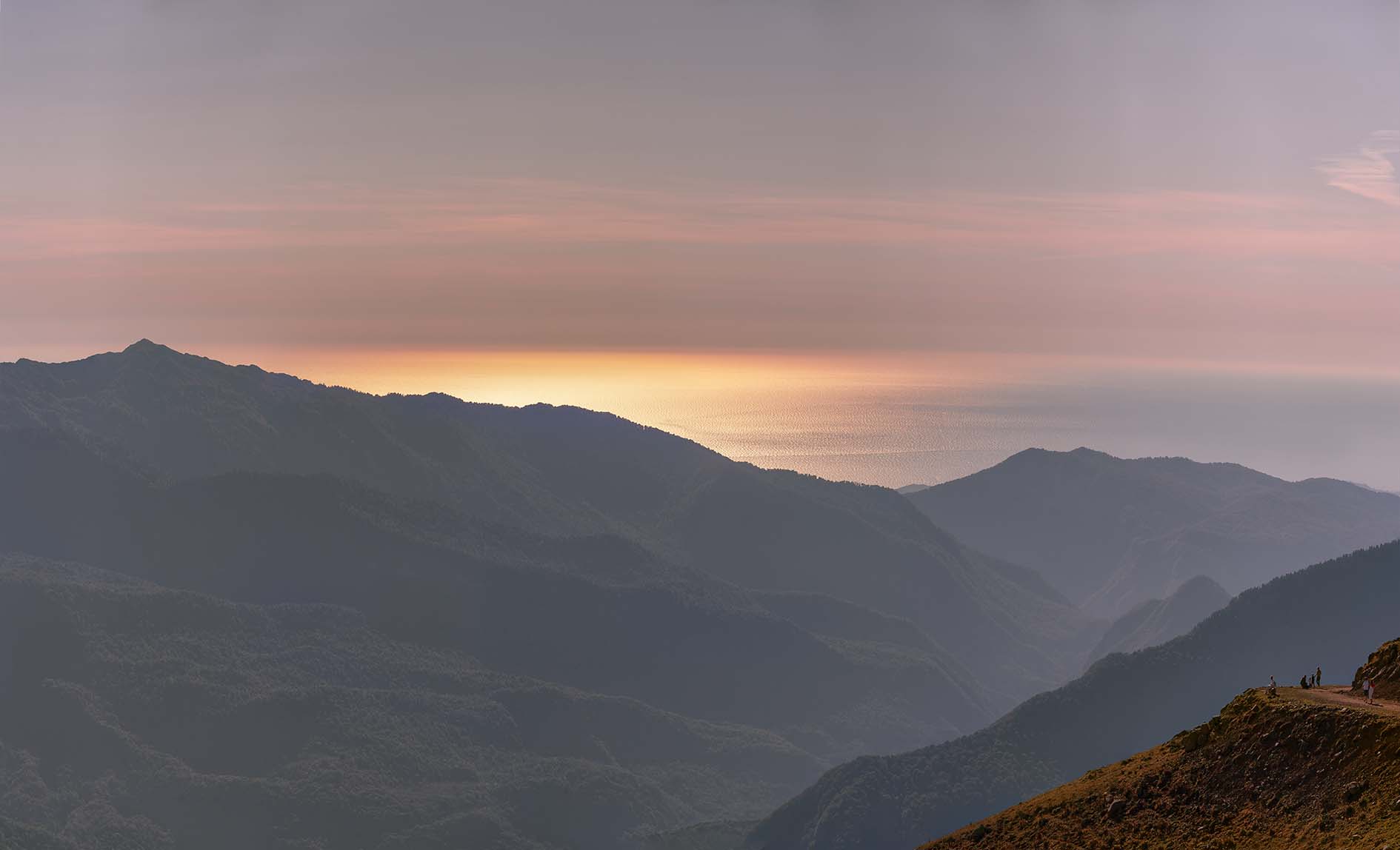 А за горами море...