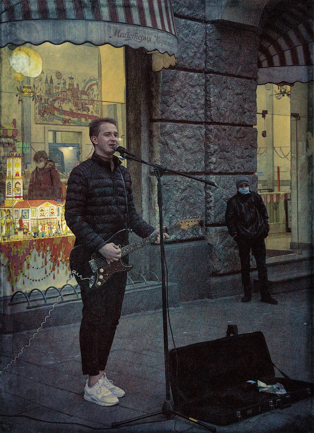 Вечерний концерт уличного музыканта