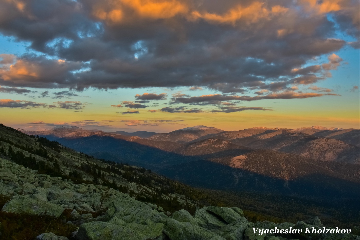 Вершины хребта Кузнецкого Алатау на закате