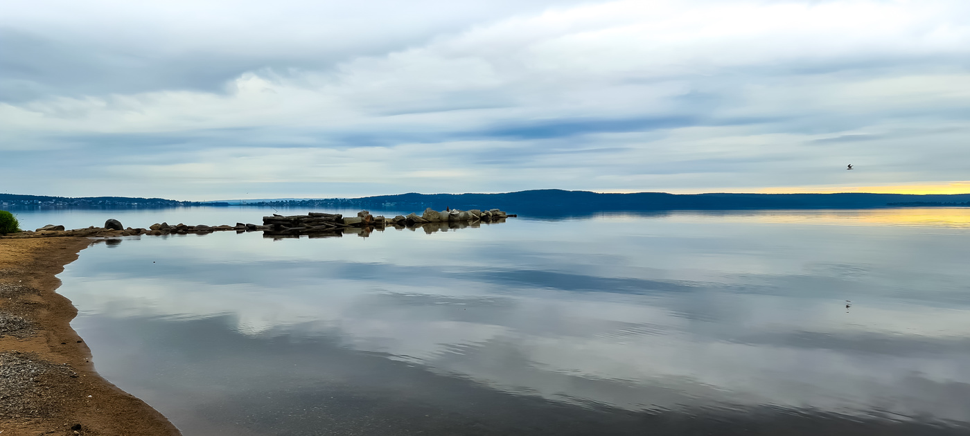 На том берегу
