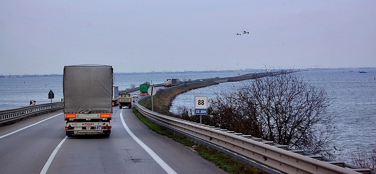 На том берегу