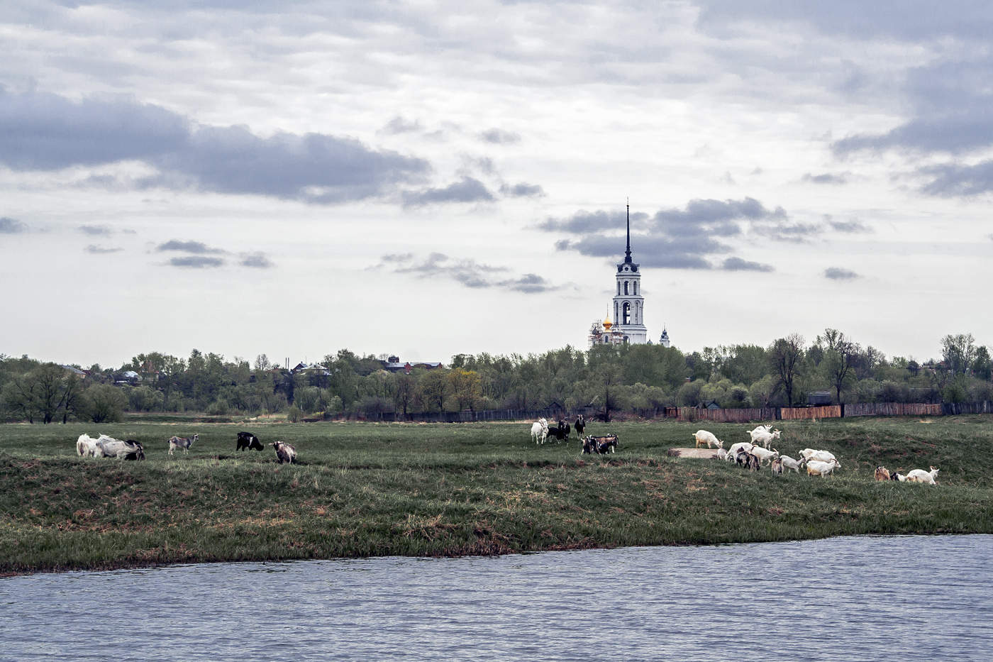 На том берегу