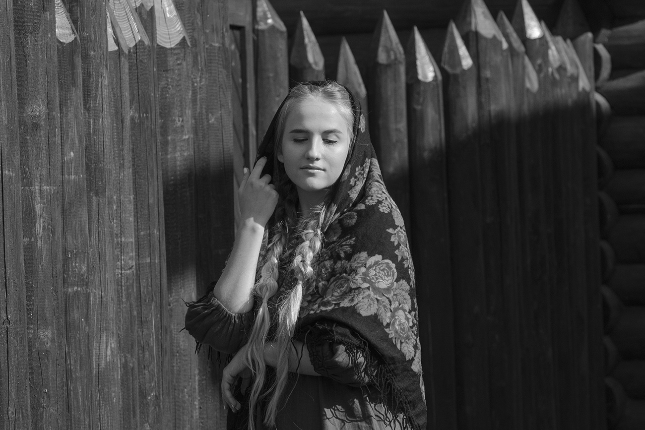 Девушка в платке