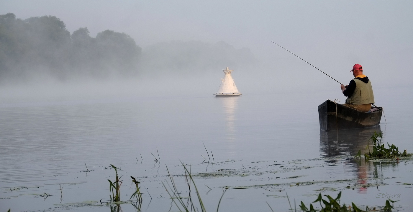 Рыбак на лодке.