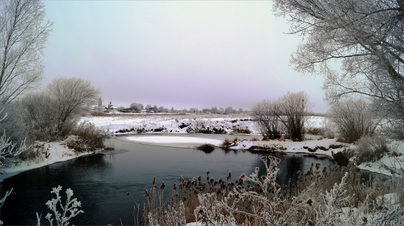 У речки за околицей