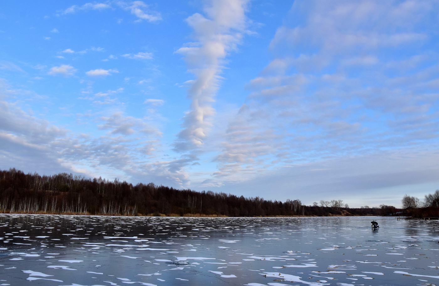 Стоит, стыдясь, зима у входа...