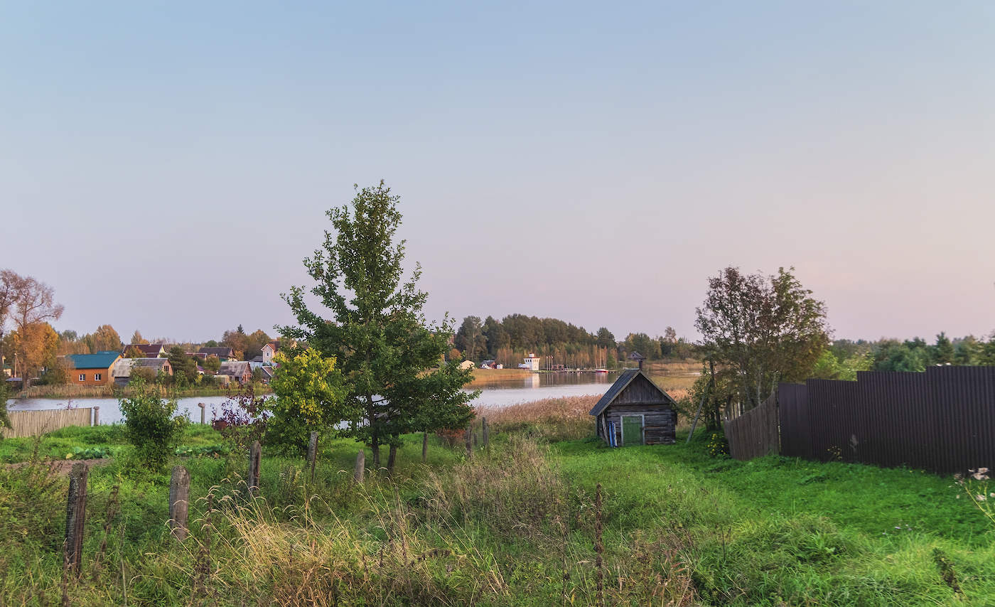 Избушка у озера