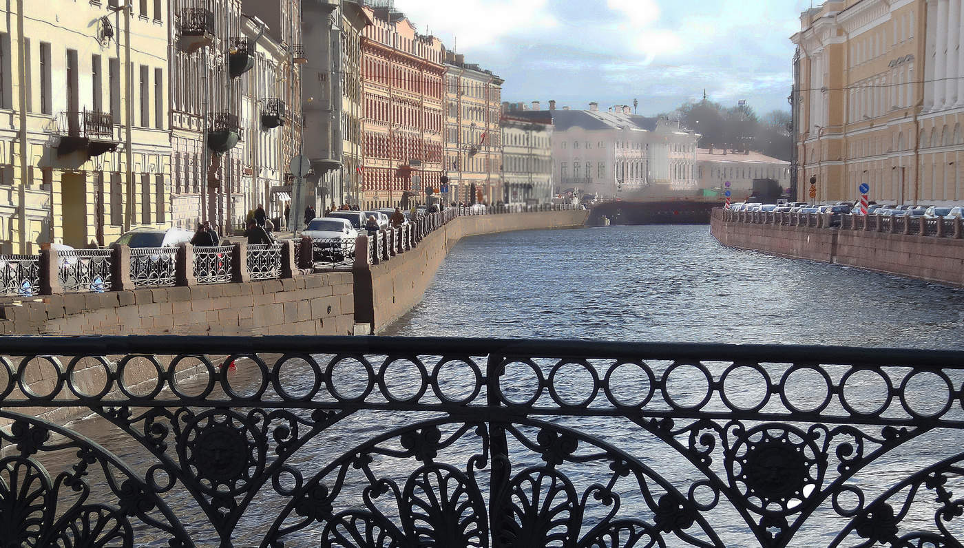 Узор оград чугунных...