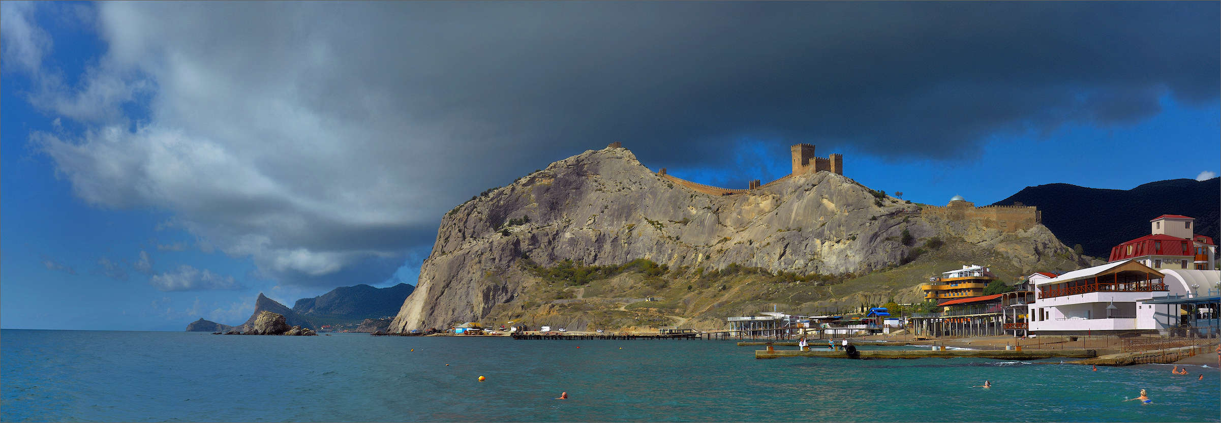 Крепостная гора в Судаке под октябрьским солнцем.