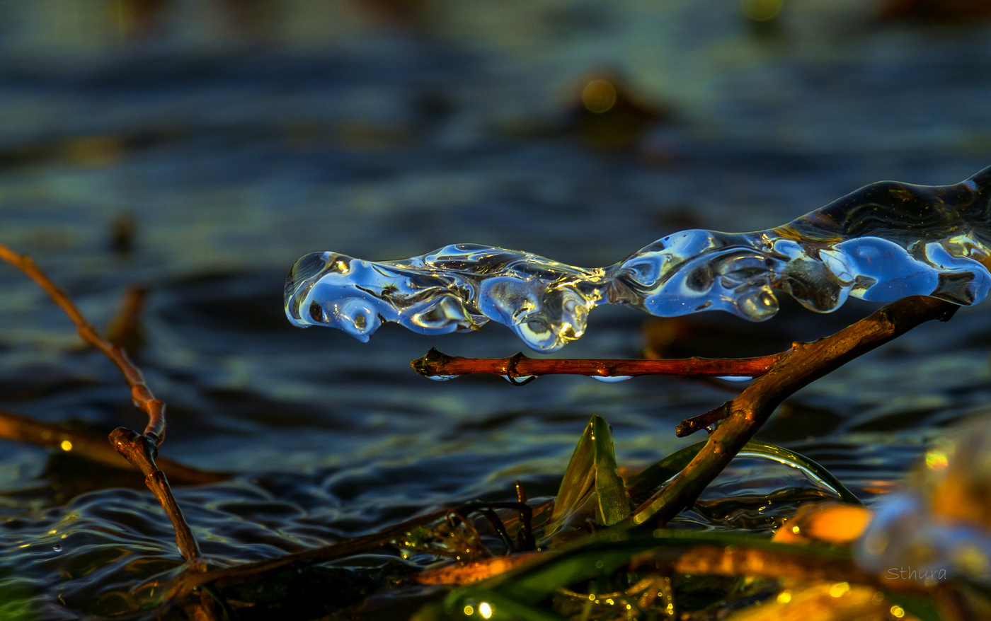 Вода застыла.