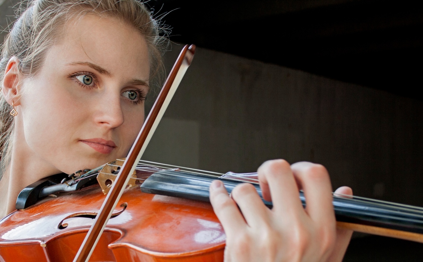 Скрипачка Оля.