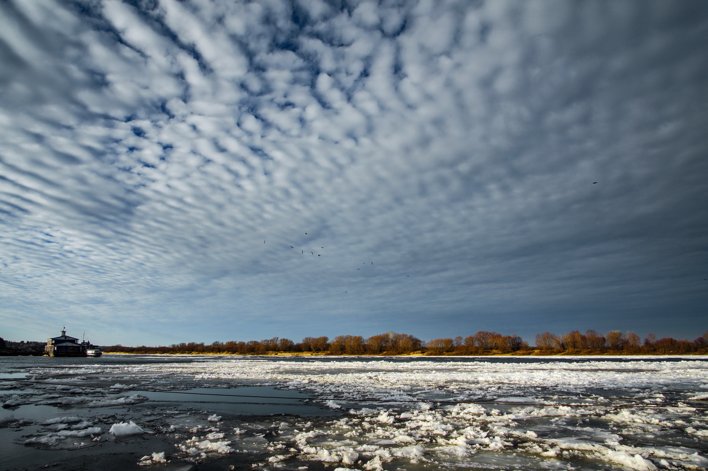 Начало зимы на реке.