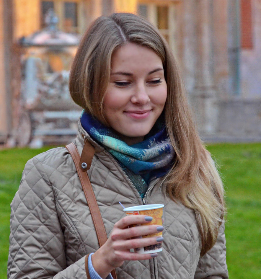 Девушка с кофе