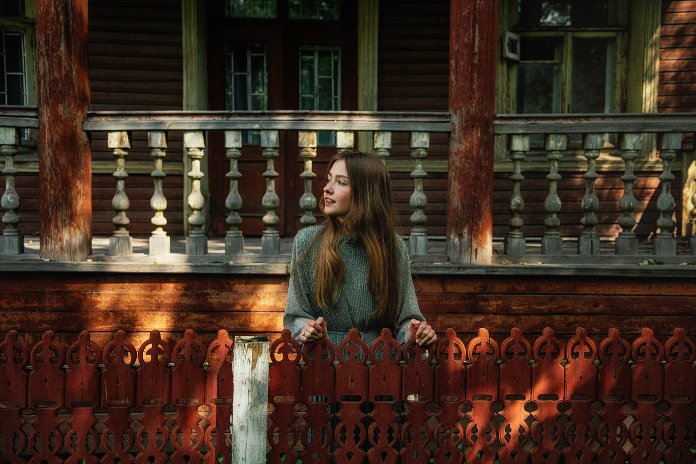 В резном палисаде