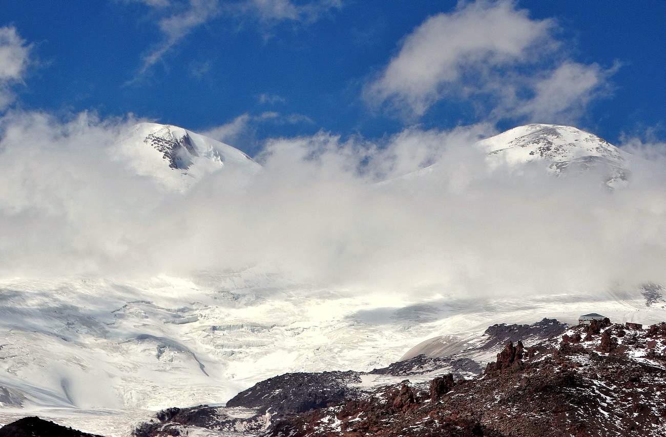 Верхушки Эльбруса затянуты облаками
