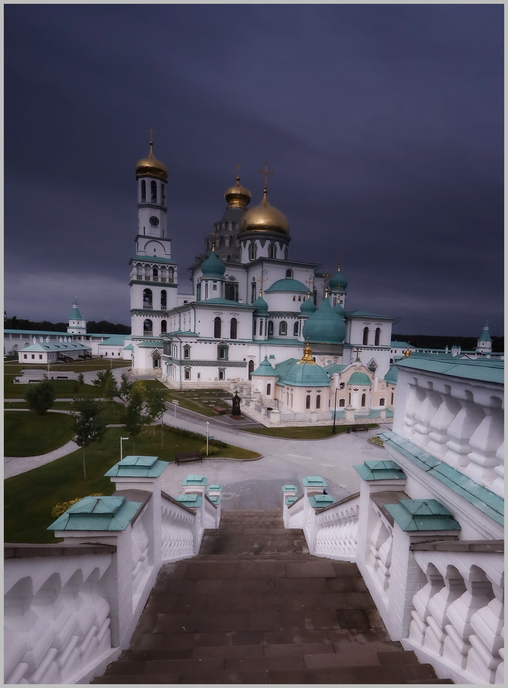 На тёмном фоне