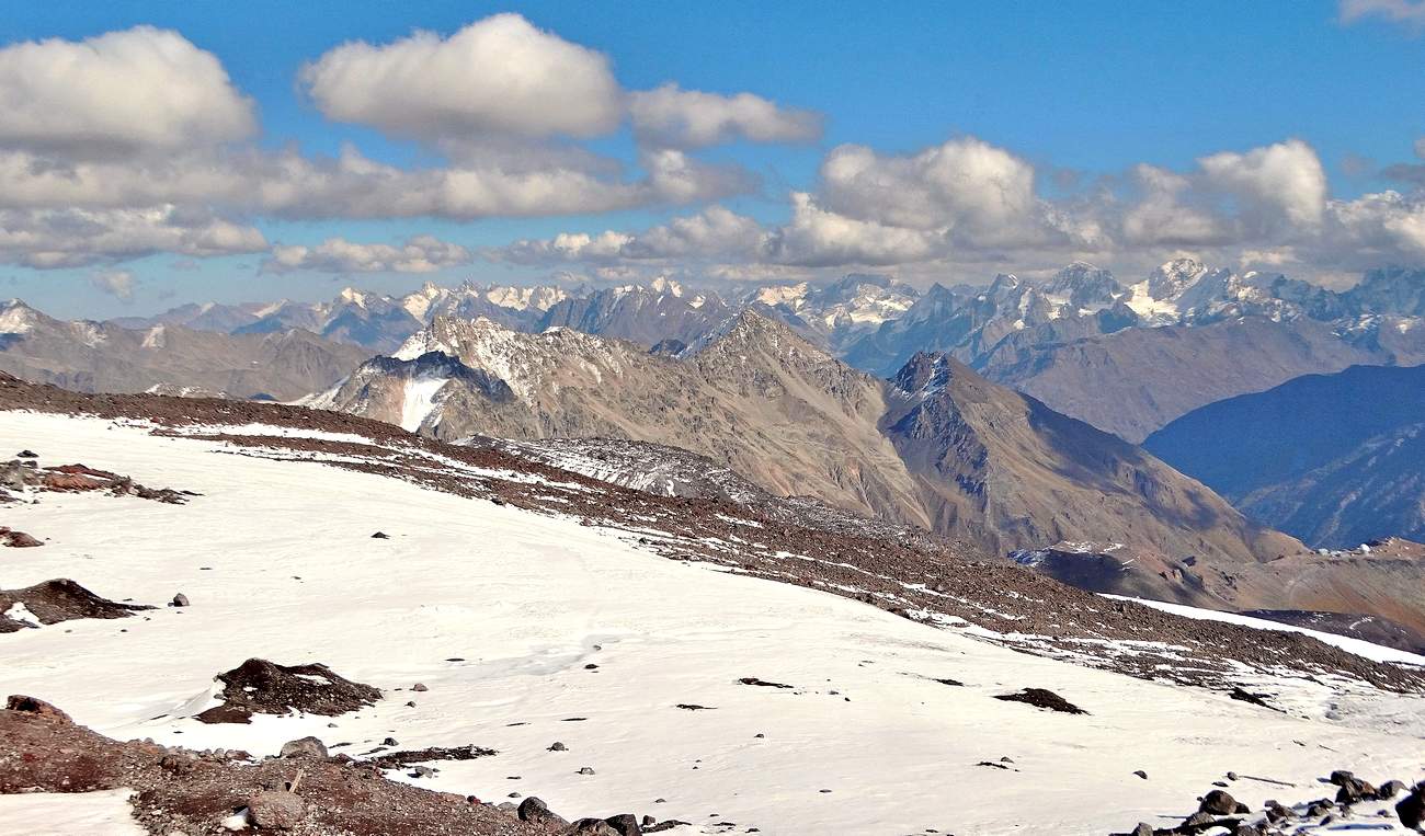 Гряда Кавказских гор, где живут облака