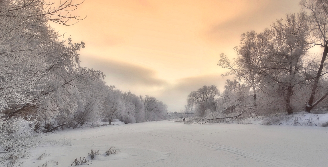 Рассвет на заснеженной реке