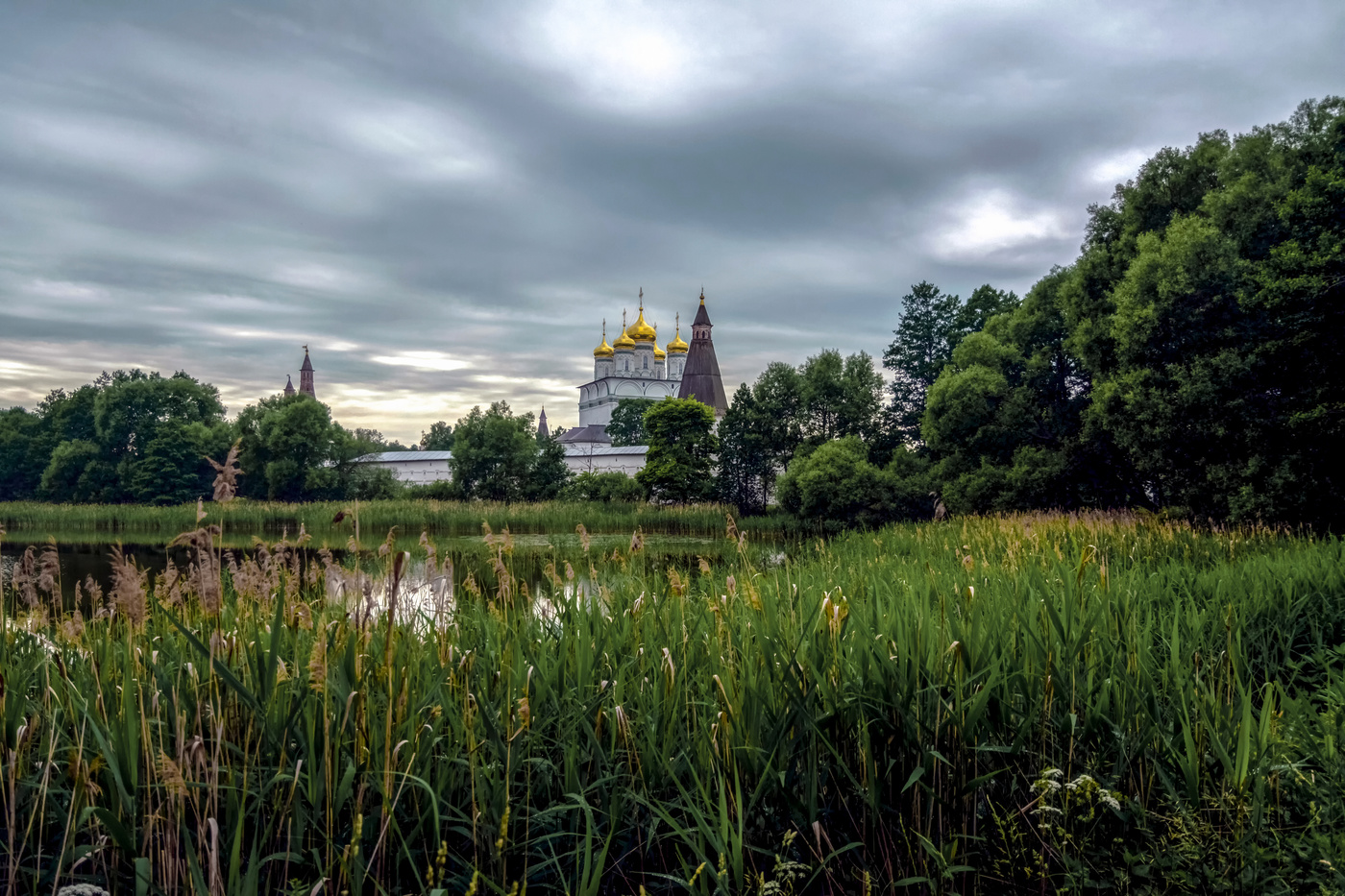 у стен монастыря