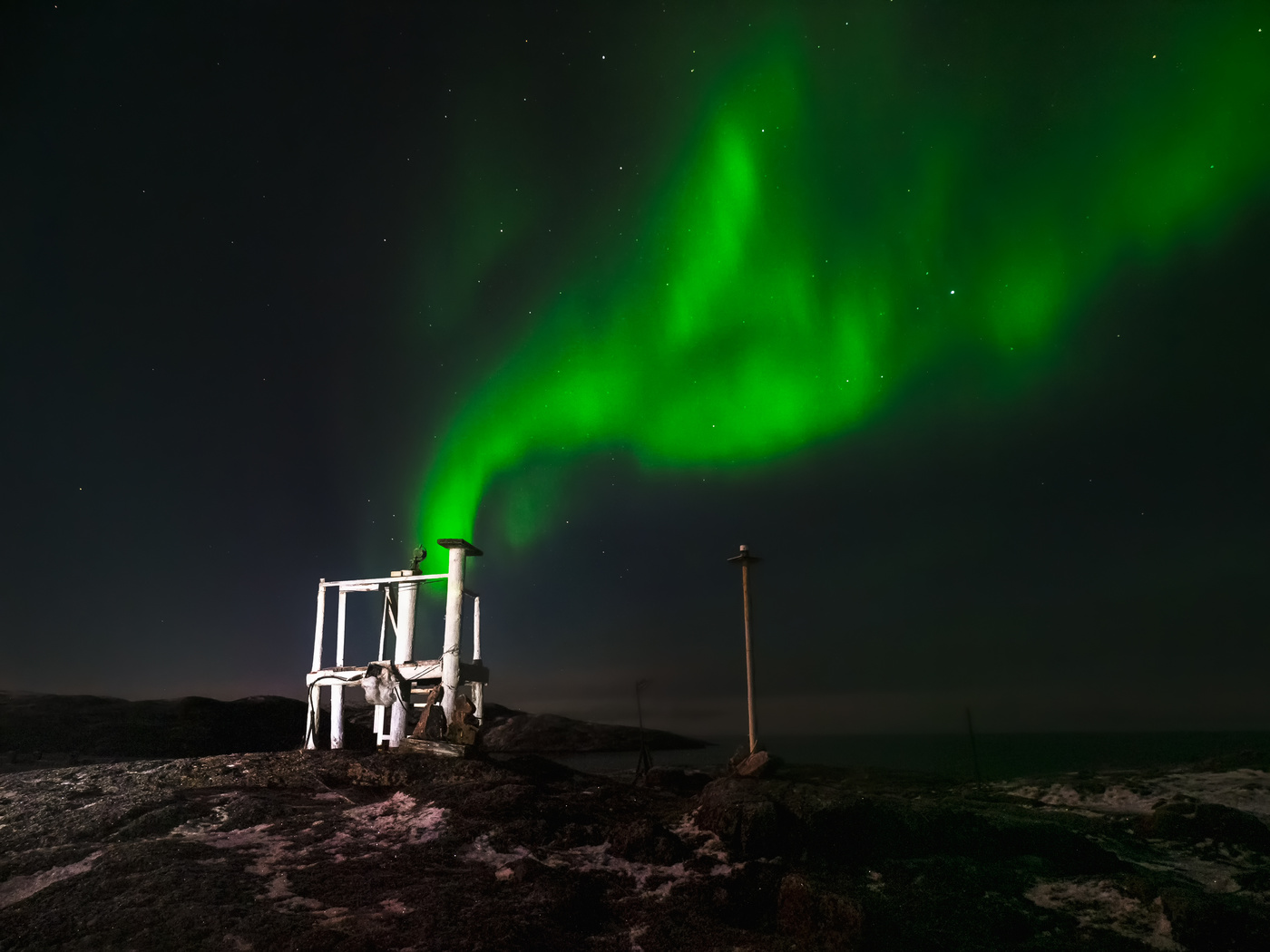 Полярное сияние над старой метеостанцией.