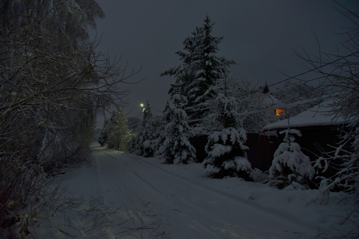 "Зимний вечер. Неприметный дом.Из окошка тусклый льется свет..."