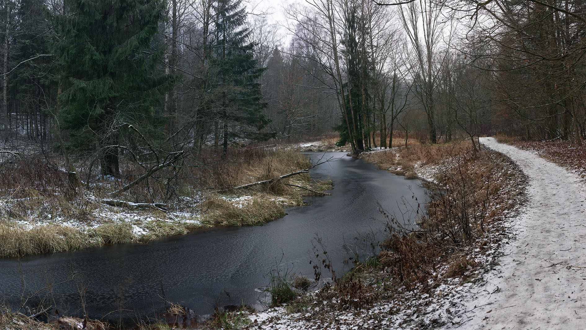 По над речкою...