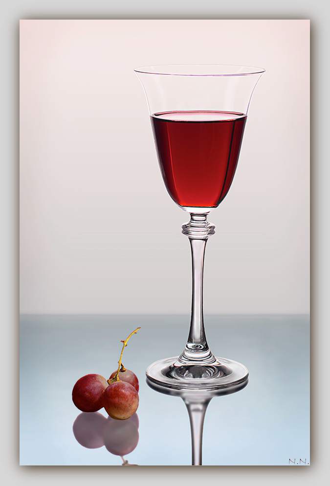 Бокал и виноград