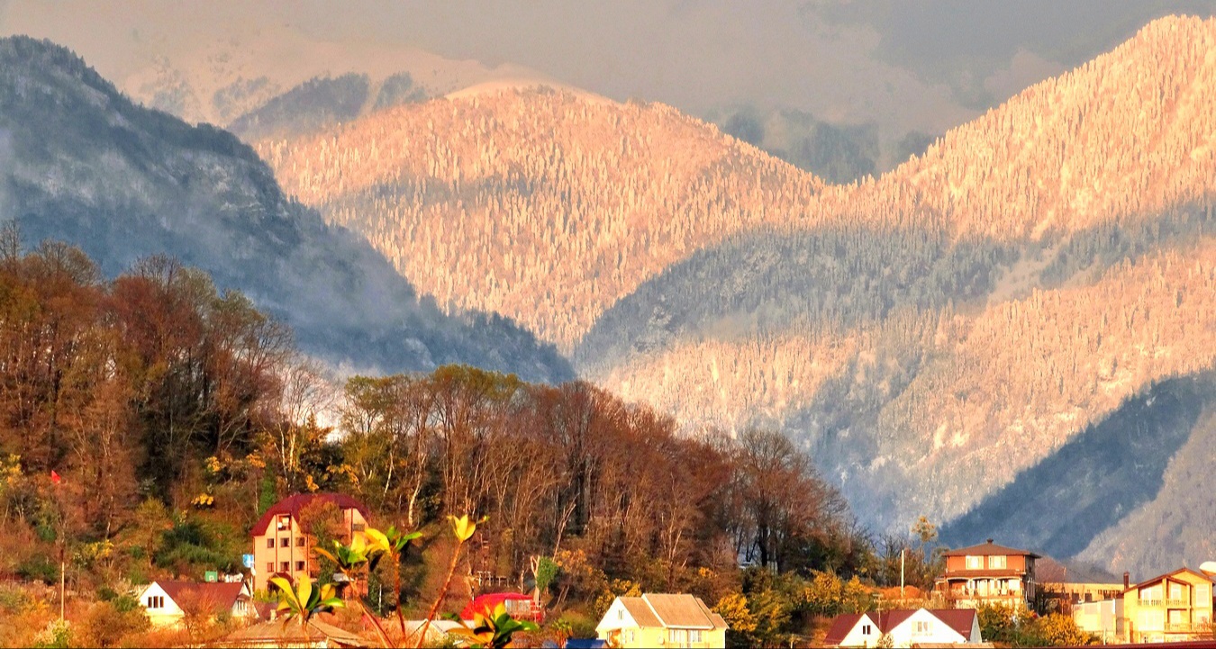 Кавказские горы в вечернем свете солнца