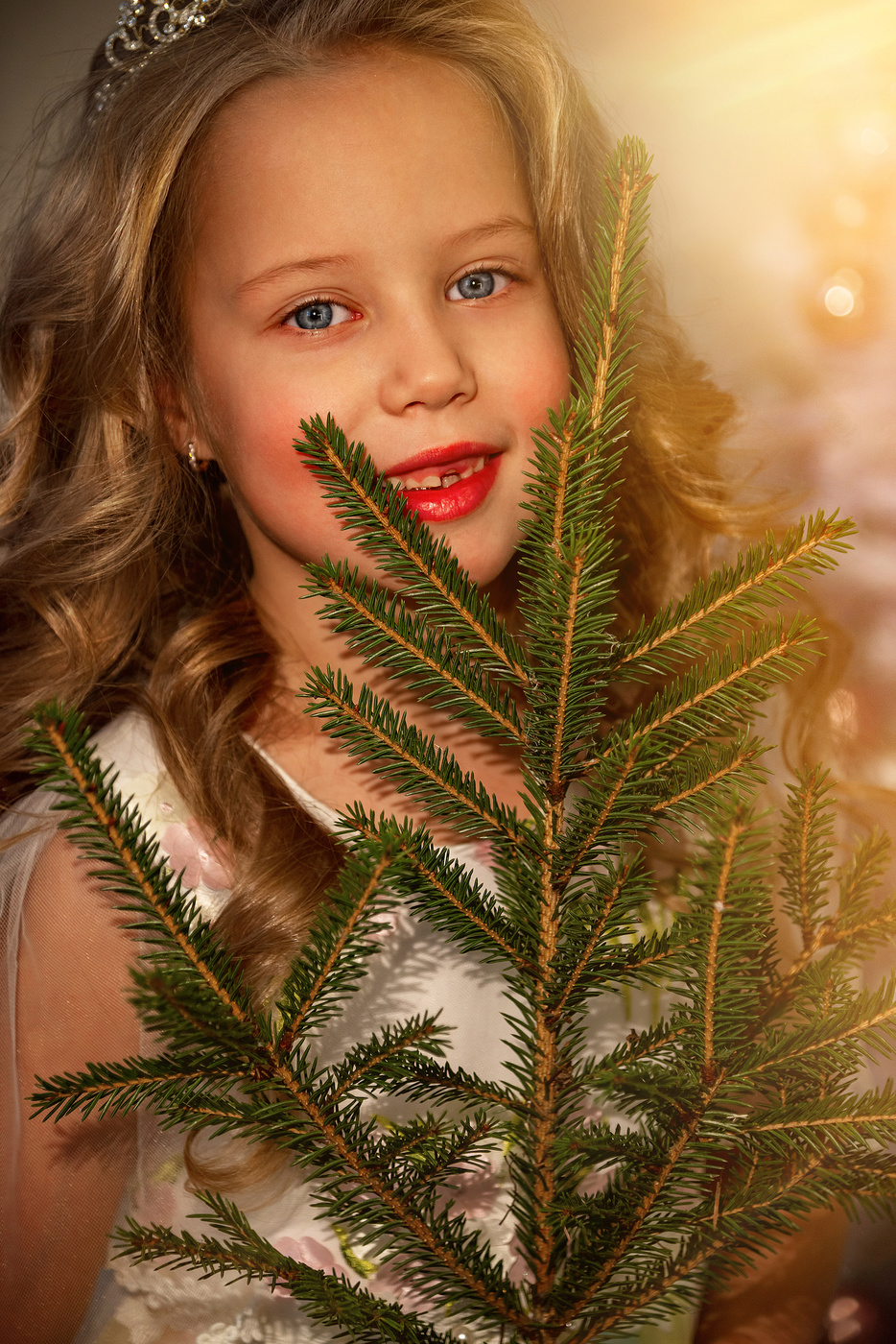 Девочка с веточкой Ели
