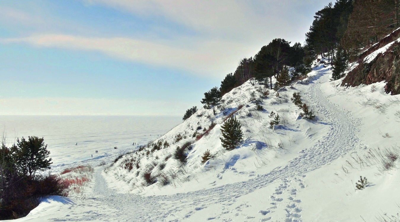 Утром в верх по заснеженным тропам