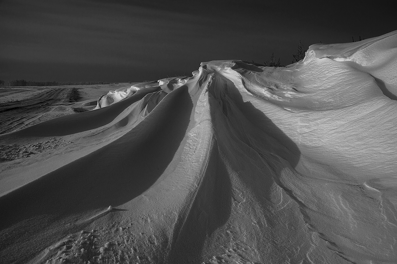 Сугробы у дороги