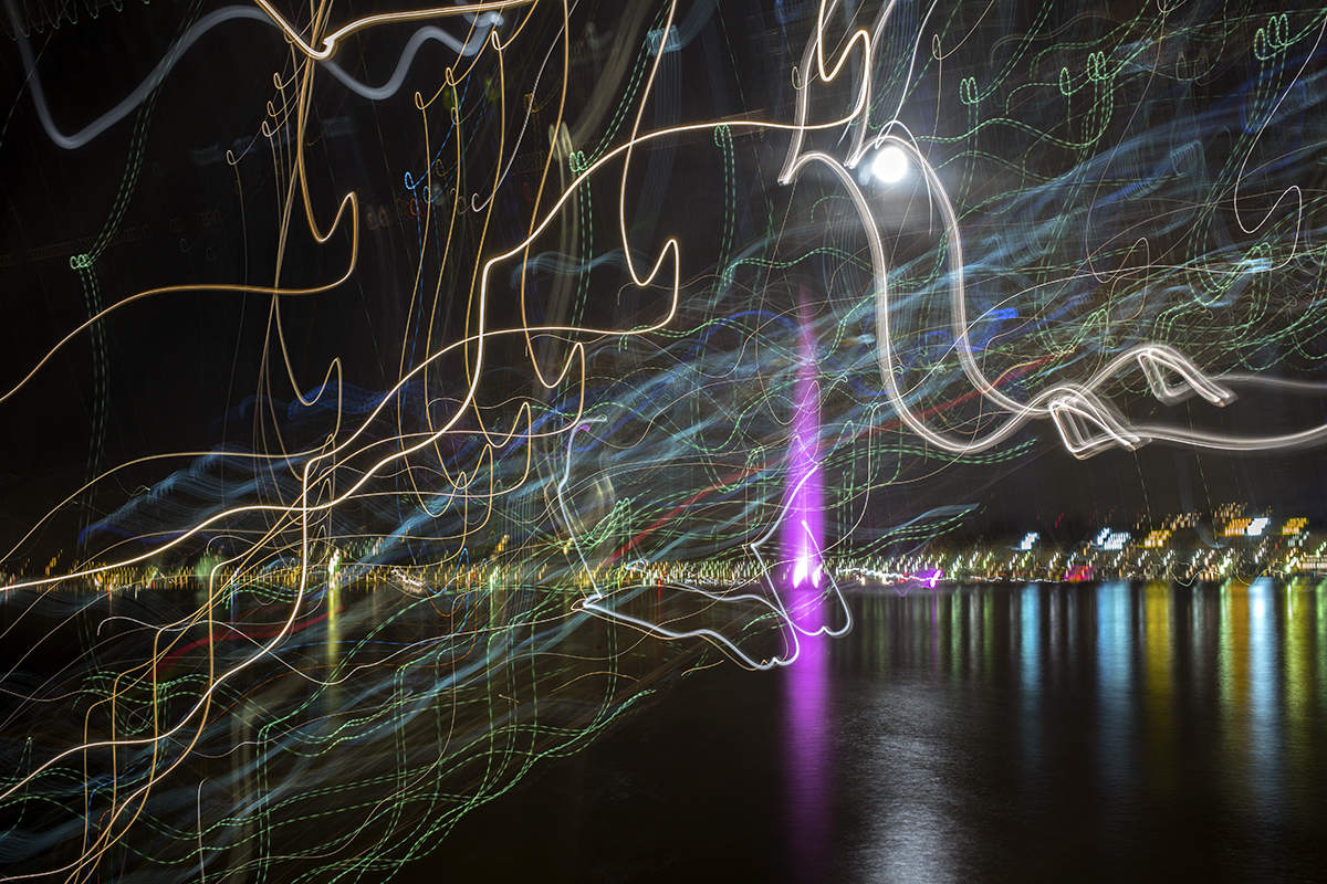 Рождественская луна над Женевским озером