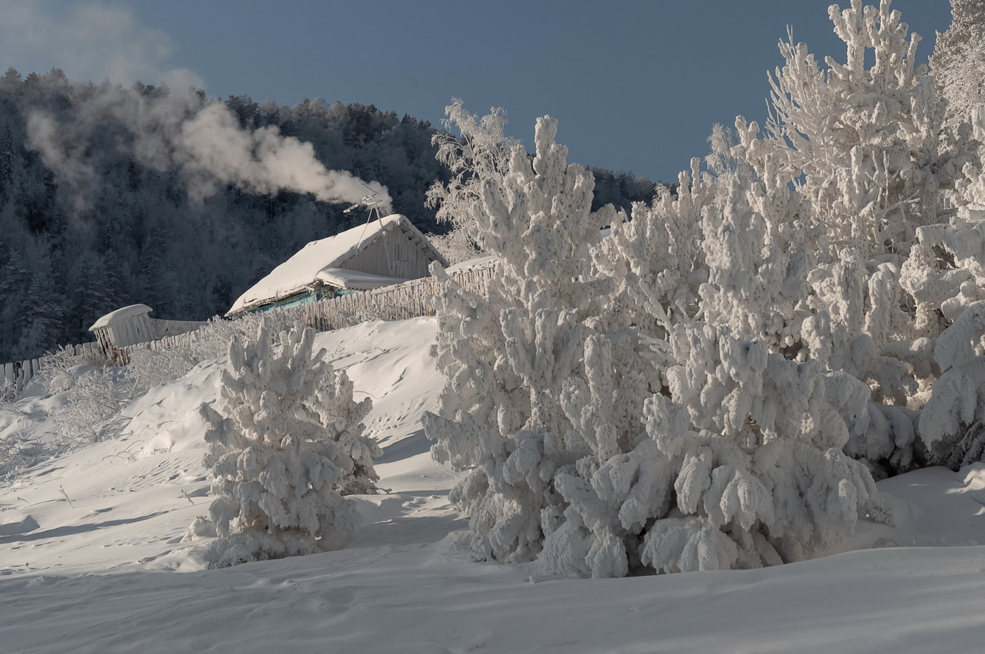 Из трубы идет дымок.